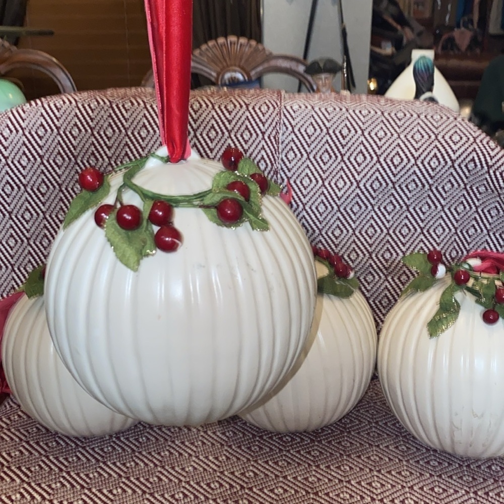 5" SCF vintage white ceramic/porcelain Christmas ball/ornament, sold as each - Picture 6 of 7